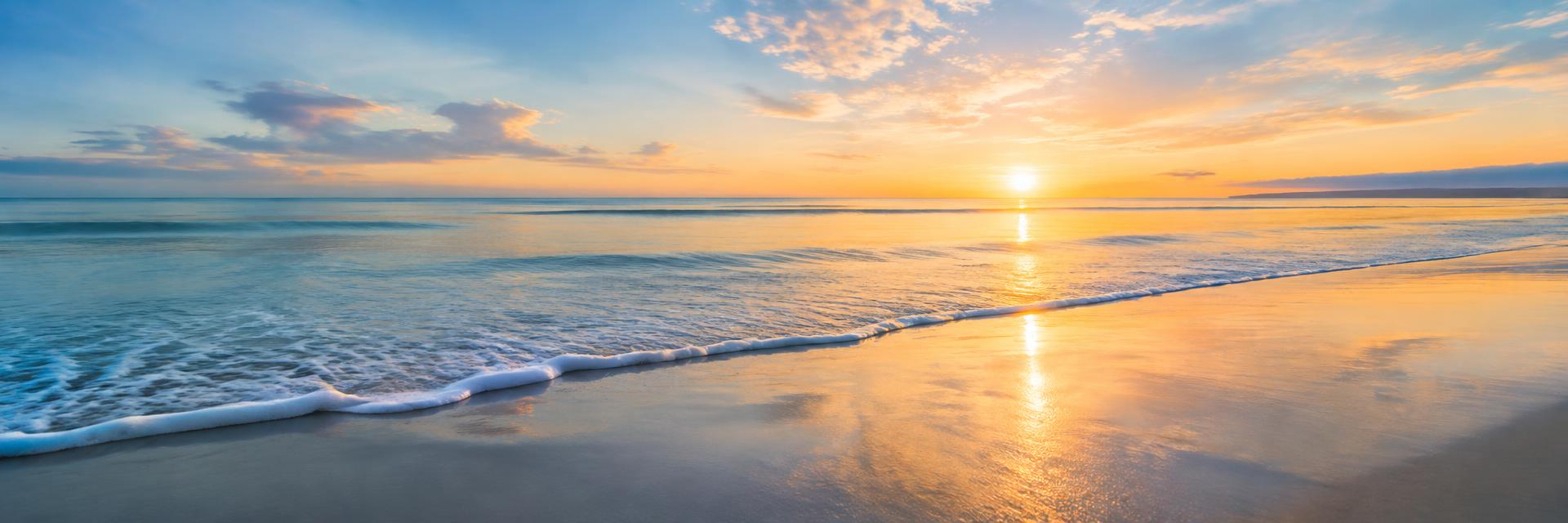 Plage calme au coucher du soleil